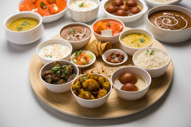 Indiase hindoe-vegetarische thali of voedselschotel, selectieve focus