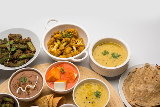 Indiase hindoe-vegetarische thali of voedselschotel, selectieve focus