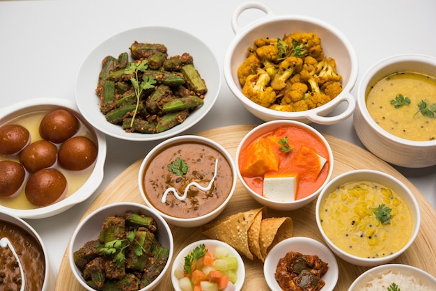 Indiase hindoe-vegetarische thali of voedselschotel, selectieve focus