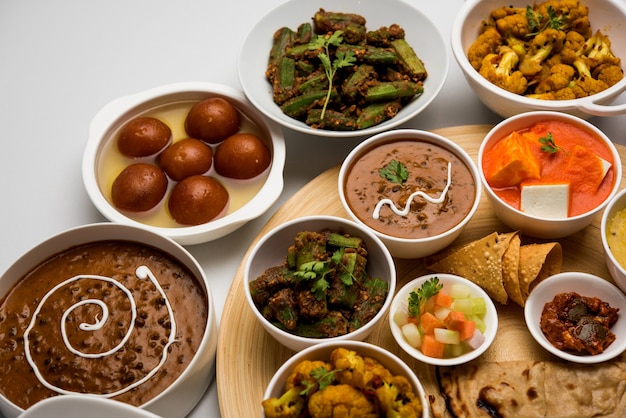 Indiase hindoe-vegetarische thali of voedselschotel, selectieve focus