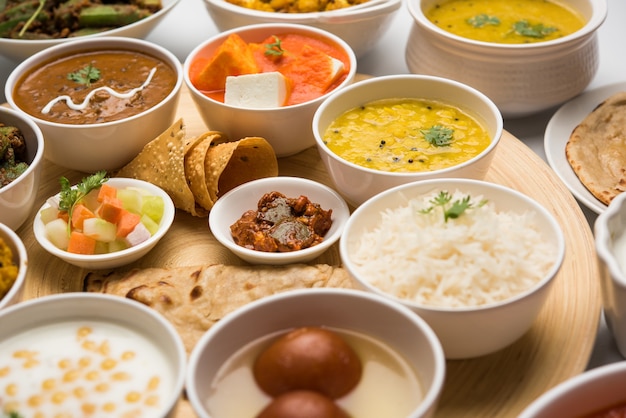 Indiase hindoe-vegetarische thali of voedselschotel, selectieve focus