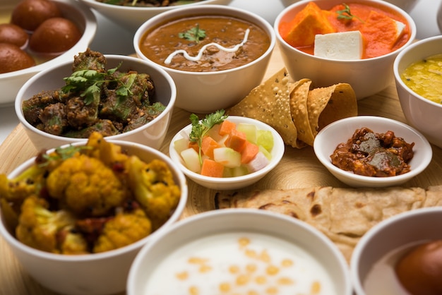 Indiase hindoe-vegetarische thali of voedselschotel, selectieve focus