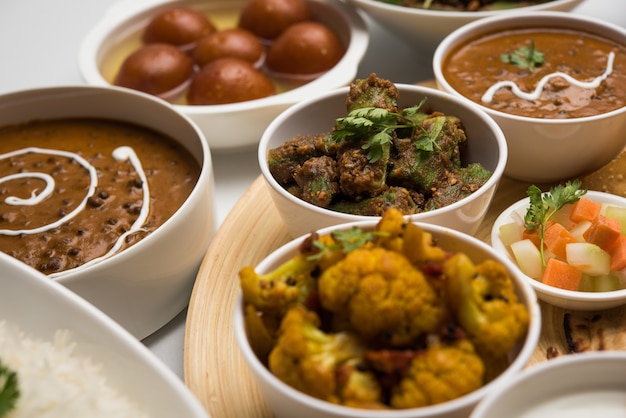 Indiase hindoe-vegetarische thali of voedselschotel, selectieve focus