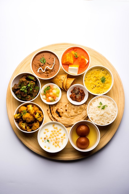 Indiase hindoe-vegetarische thali of voedselschotel, selectieve focus