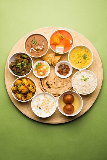 Indiase hindoe-vegetarische thali of voedselschotel, selectieve focus