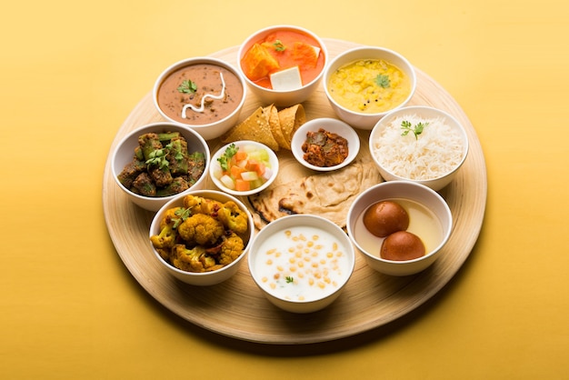 Indiase hindoe-vegetarische thali of voedselschotel, selectieve focus