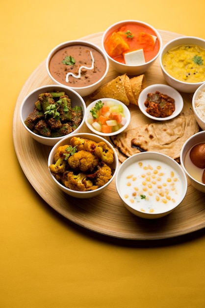 Indiase hindoe-vegetarische thali of voedselschotel, selectieve focus