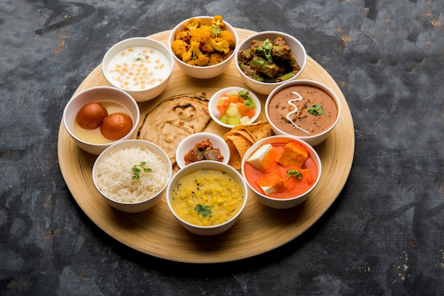 Indiase hindoe-vegetarische thali of voedselschotel, selectieve focus