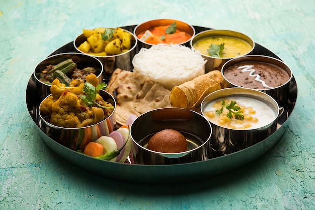 Indiase hindoe-vegetarische thali of voedselschotel, selectieve focus