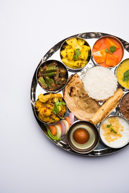 Indiase hindoe-vegetarische thali of voedselschotel, selectieve focus