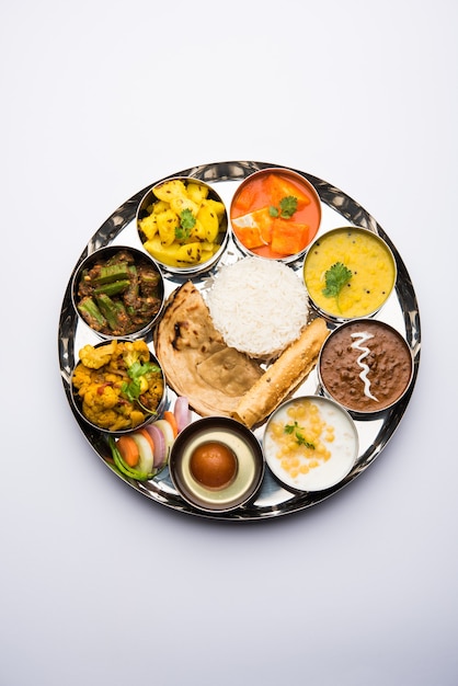 Indiase hindoe-vegetarische thali of voedselschotel, selectieve focus