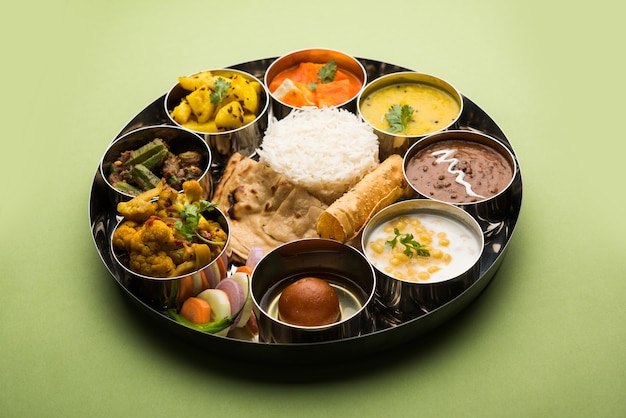 Indiase hindoe-vegetarische thali of voedselschotel, selectieve focus