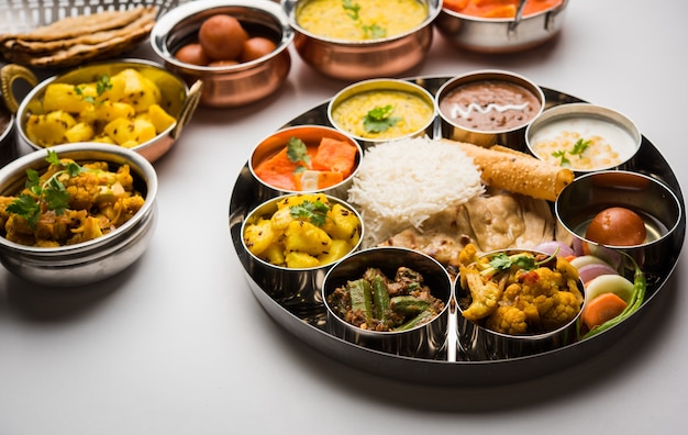 Indiase hindoe-vegetarische thali of voedselschotel, selectieve focus