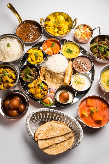 Indiase hindoe-vegetarische thali of voedselschotel, selectieve focus