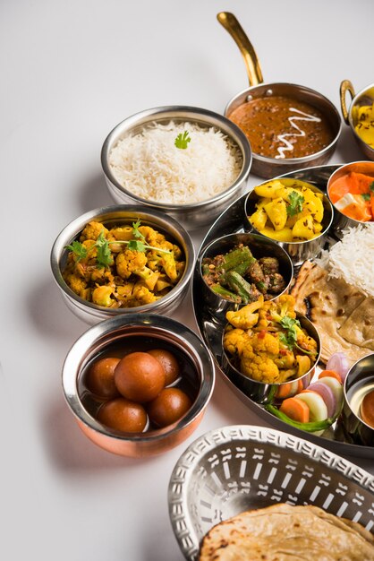 Indiase hindoe-vegetarische thali of voedselschotel, selectieve focus