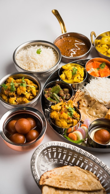 Indiase hindoe-vegetarische thali of voedselschotel, selectieve focus