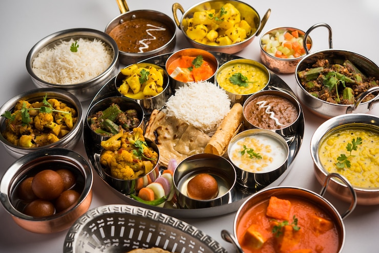 Foto indiase hindoe-vegetarische thali of voedselschotel, selectieve focus