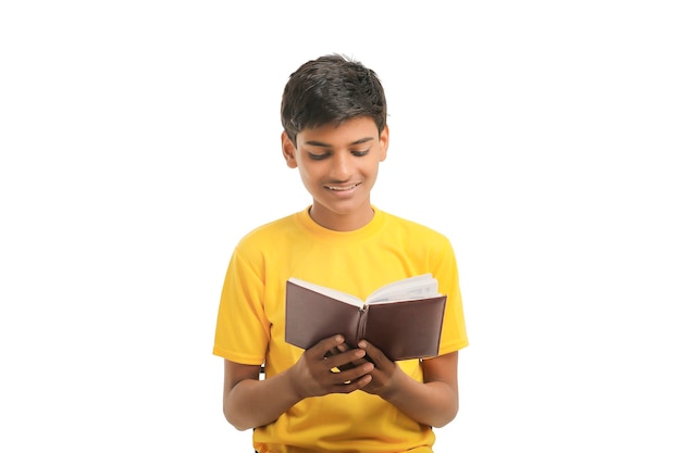 Indiase jongen met dagboek op witte achtergrond