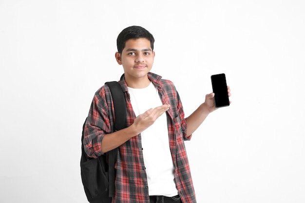 Indiase jongen met smartphone-scherm