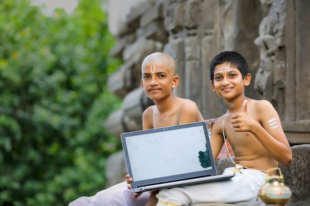 Indiase jongens leren op laptop