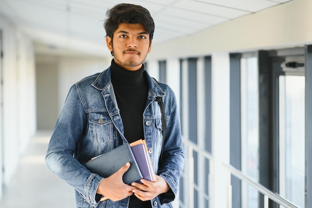 Indiase jongensstudent aan de universiteit.