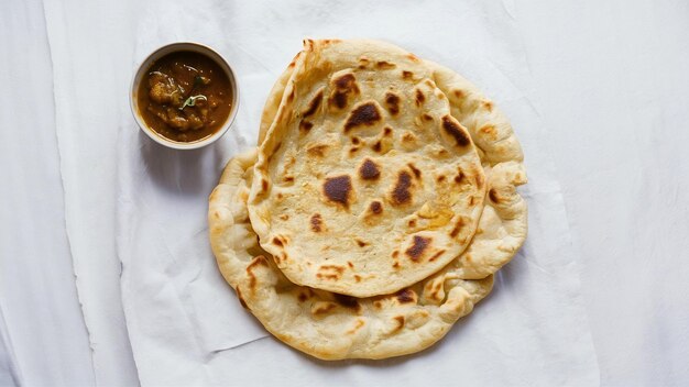 Indiase keuken chapati op witte achtergrond