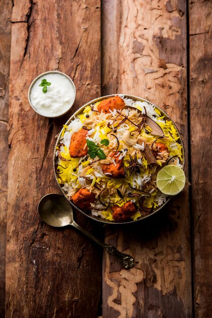 Indiase Kip Tikka Biriyani geserveerd in een kom met yoghurt. selectieve focus