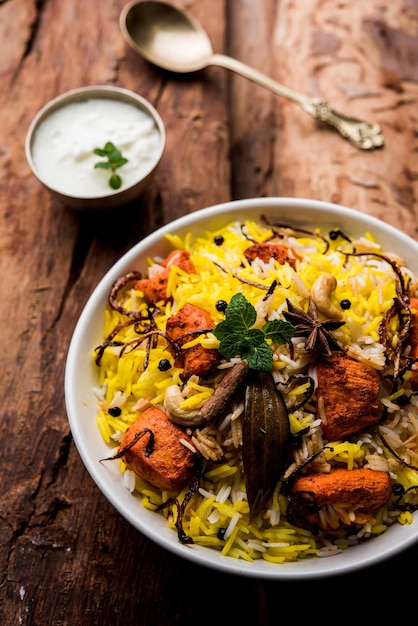 Indiase Kip Tikka Biriyani geserveerd in een kom met yoghurt. selectieve focus