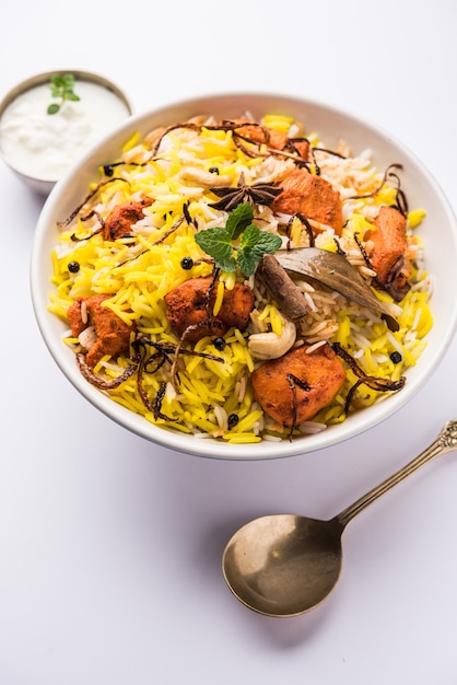 Indiase Kip Tikka Biriyani geserveerd in een kom met yoghurt. selectieve focus