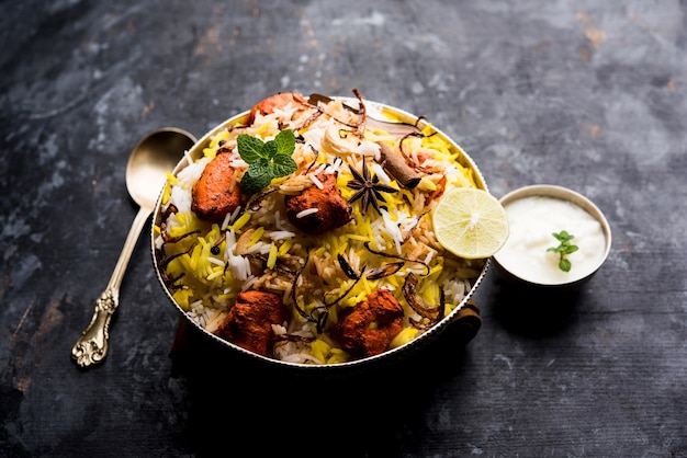 Indiase Kip Tikka Biriyani geserveerd in een kom met yoghurt