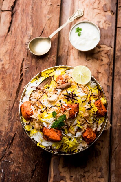 Indiase Kip Tikka Biriyani geserveerd in een kom met yoghurt