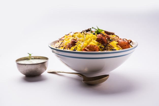 Indiase Kip Tikka Biriyani geserveerd in een kom met yoghurt