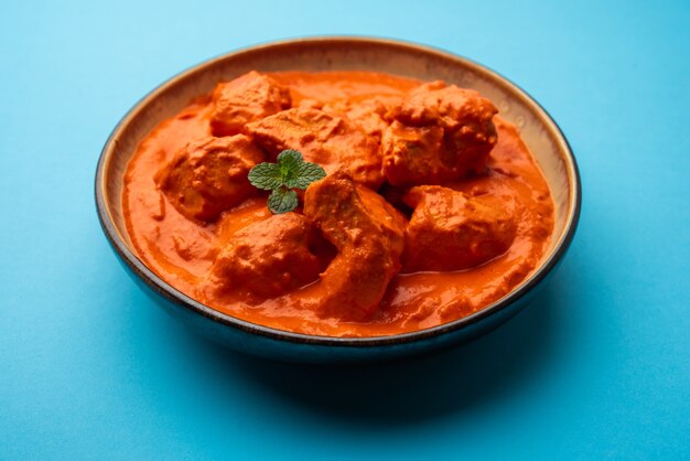 Indiase kip tikka masala in de kom.