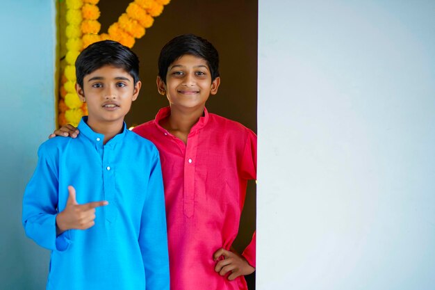 Indiase kleine jongen in traditionele slijtage en het vieren van diwali festival.