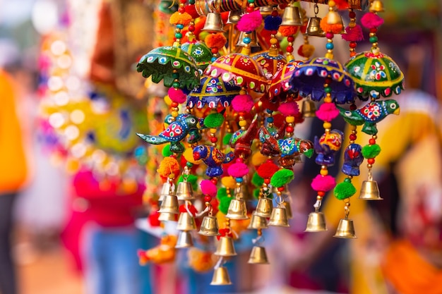 Indiase kleurrijke Rajasthani Puppets and Crafts-producten hangen op Dussehra Fair Selective focus