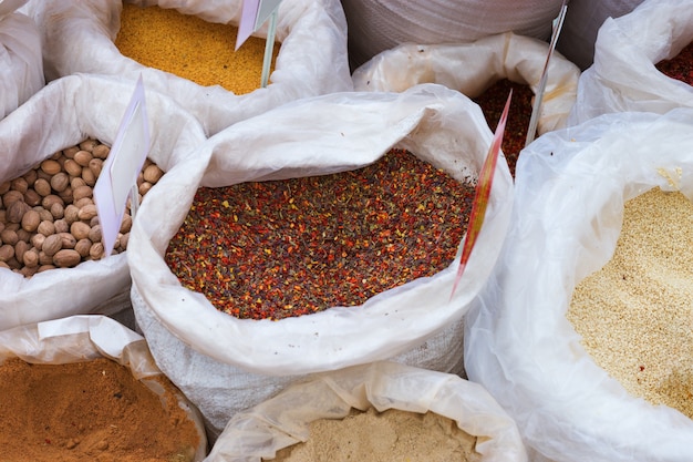 Indiase kruiden in zakken op de markt