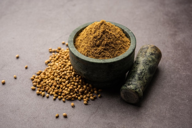Indiase kruidenhoop korianderpoeder of Dhaniya-poeder of Chinese peterselie gedroogde zaden, selectieve focus
