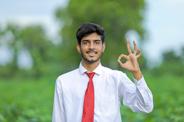 Indiase landbouwingenieur op katoenveld en toont een mooi handgebaar
