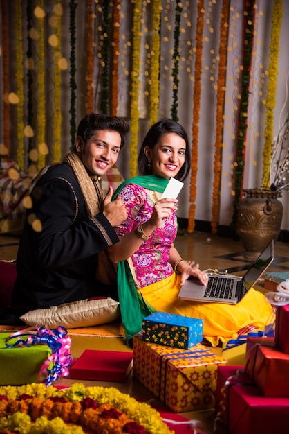 Indiase man bindt of presenteert een ketting aan zijn mooie vrouw om de verjaardag van het Diwali-festival te vieren
