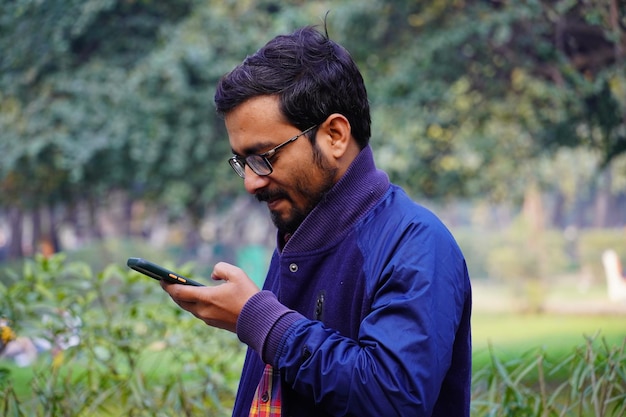 Indiase man die 's ochtends mobiel gebruikt