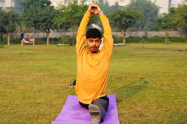 Indiase man doet yoga asana's in het park