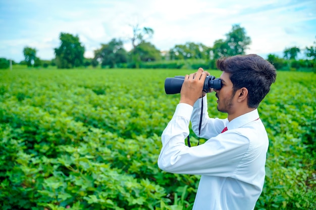 Indiase man geniet in de natuur met een verrekijker