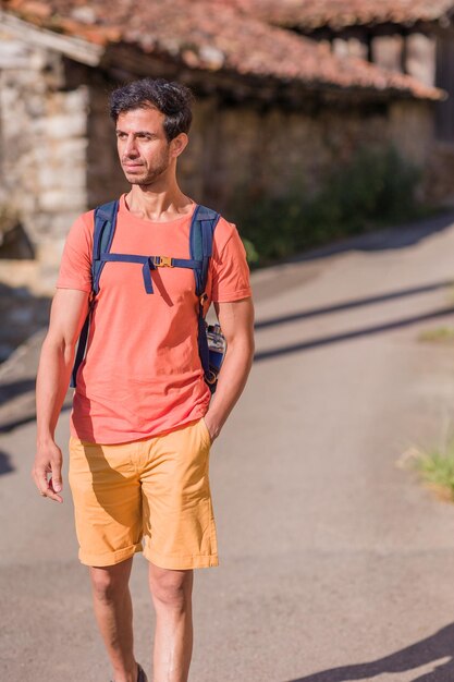 Indiase man in Asturië zomervakantie Casual hiker avontuur met rugzak Ecotoerisme