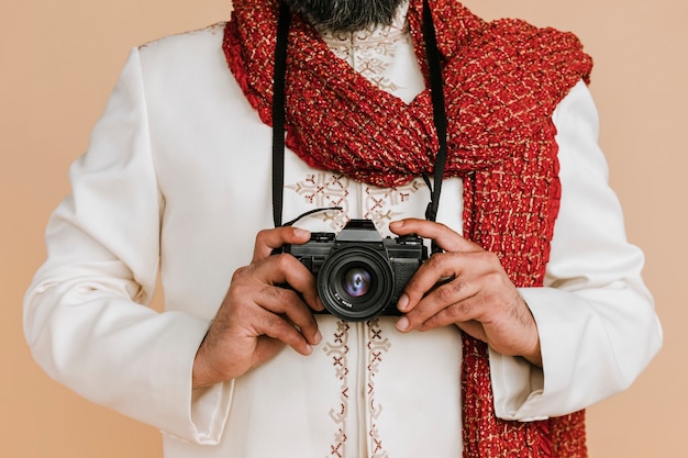 Indiase man in een kurta met een digitale camera