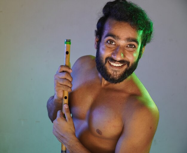 Indiase man met fluit bansuri indiase bamboefluit