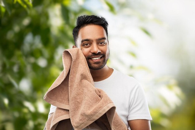 Indiase man met handdoek op natuurlijke achtergrond