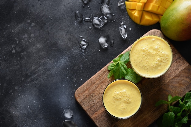 Indiase mango of kurkuma lassi op zwarte achtergrond