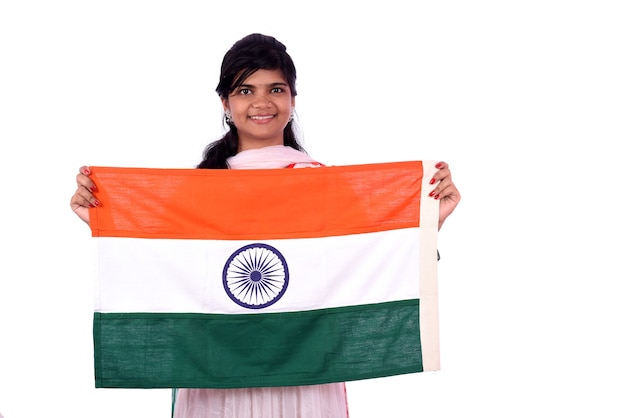 Indiase meisje permanent met Indiase vlag of driekleur op witte achtergrond