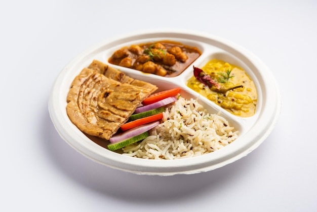 Indiase mini-maaltijdpakketschotel combo thali met chole Masala roti dal tarka jeera rijstsalade