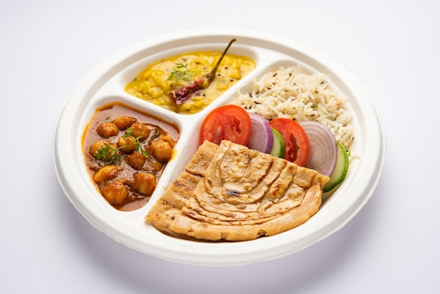 Indiase mini-maaltijdpakketschotel combo thali met chole Masala roti dal tarka jeera rijstsalade